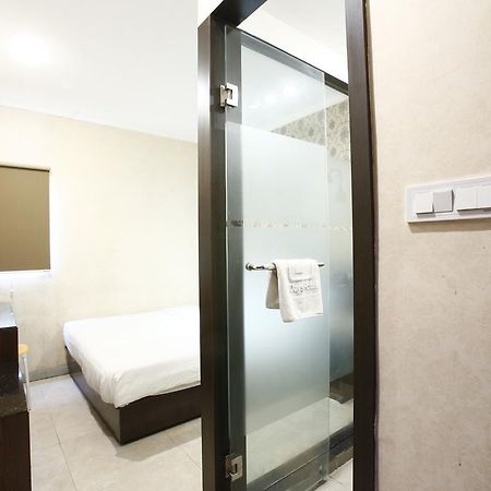 Hotel Reddoorz @ Gajah Mada Yakarta Exterior foto