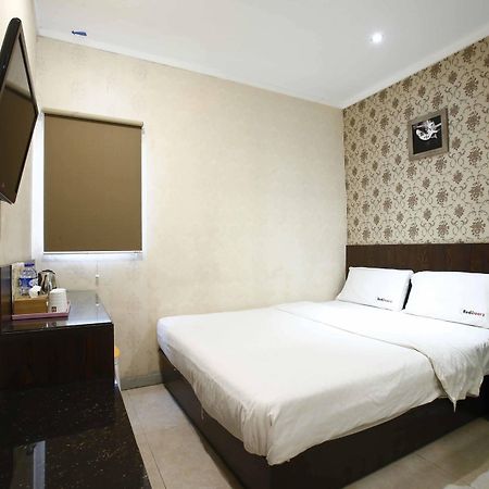 Hotel Reddoorz @ Gajah Mada Yakarta Exterior foto