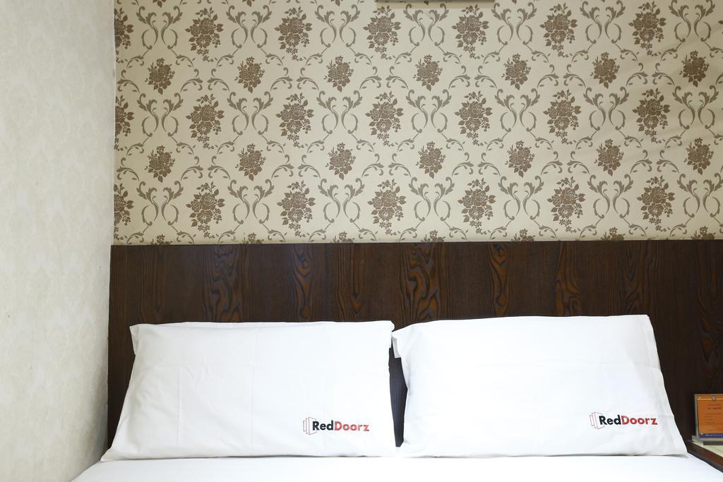 Hotel Reddoorz @ Gajah Mada Yakarta Exterior foto