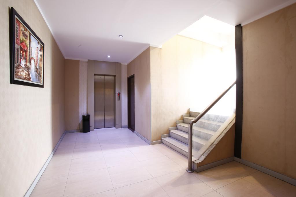 Hotel Reddoorz @ Gajah Mada Yakarta Exterior foto