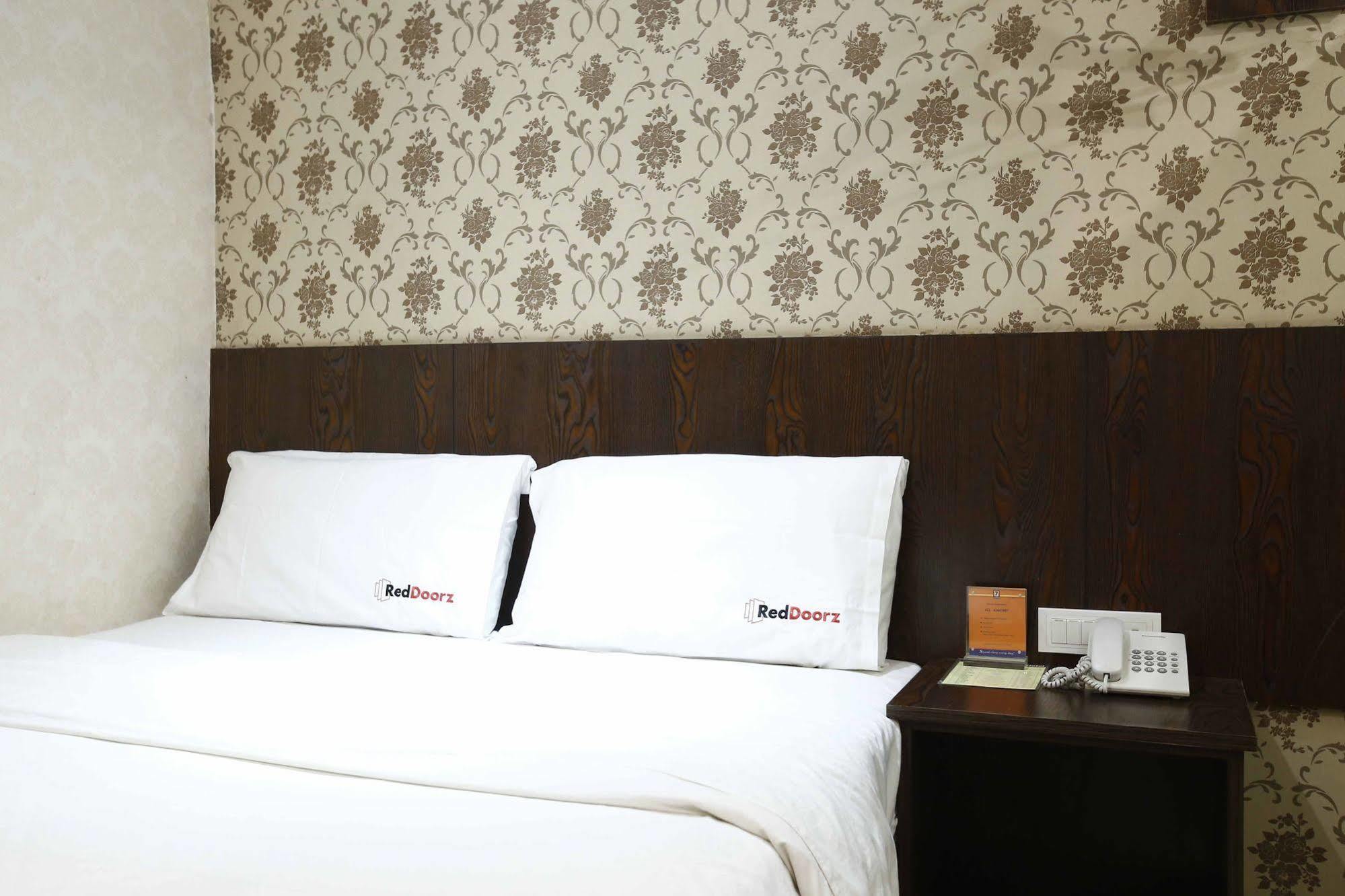 Hotel Reddoorz @ Gajah Mada Yakarta Exterior foto