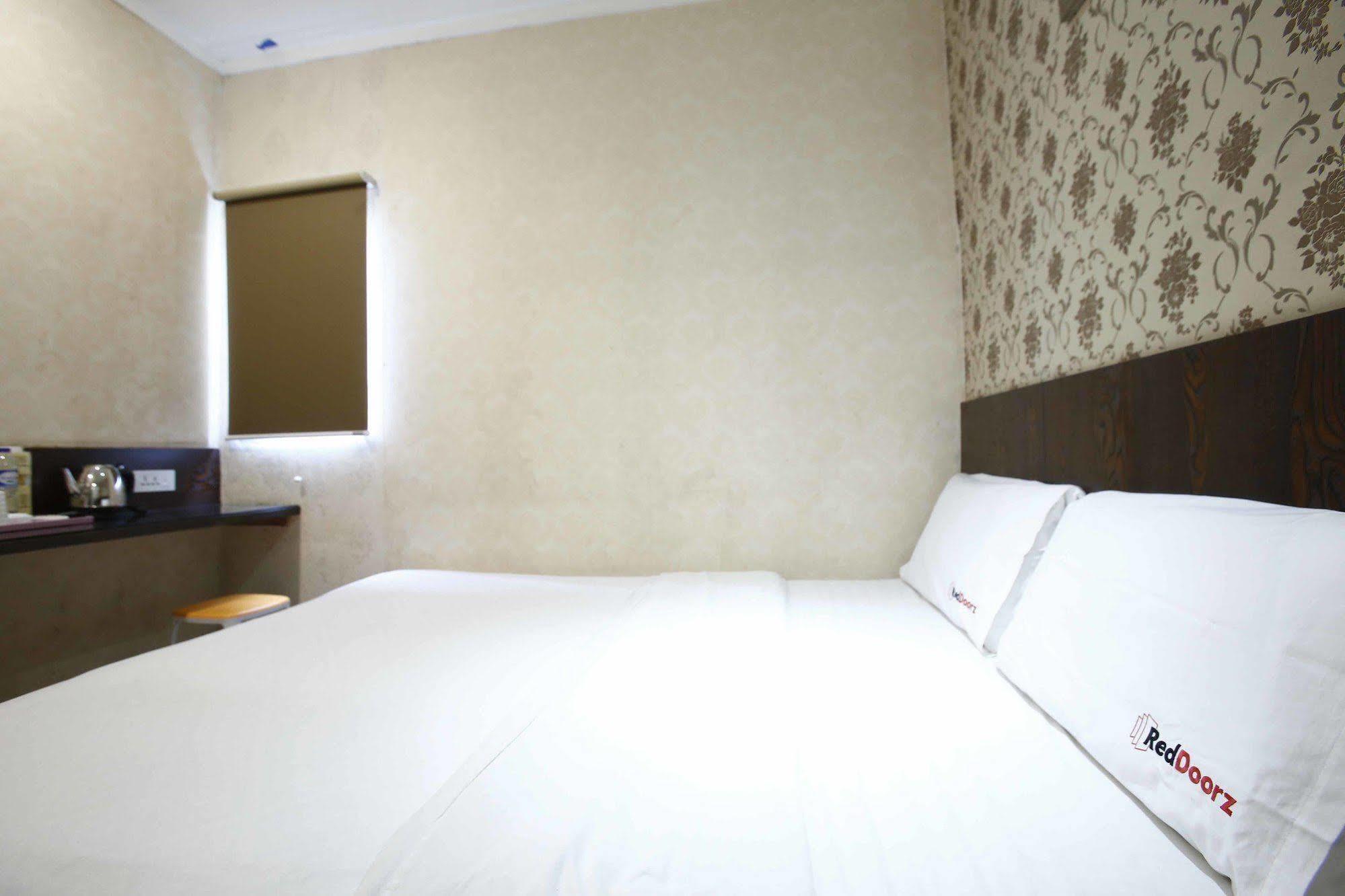 Hotel Reddoorz @ Gajah Mada Yakarta Exterior foto
