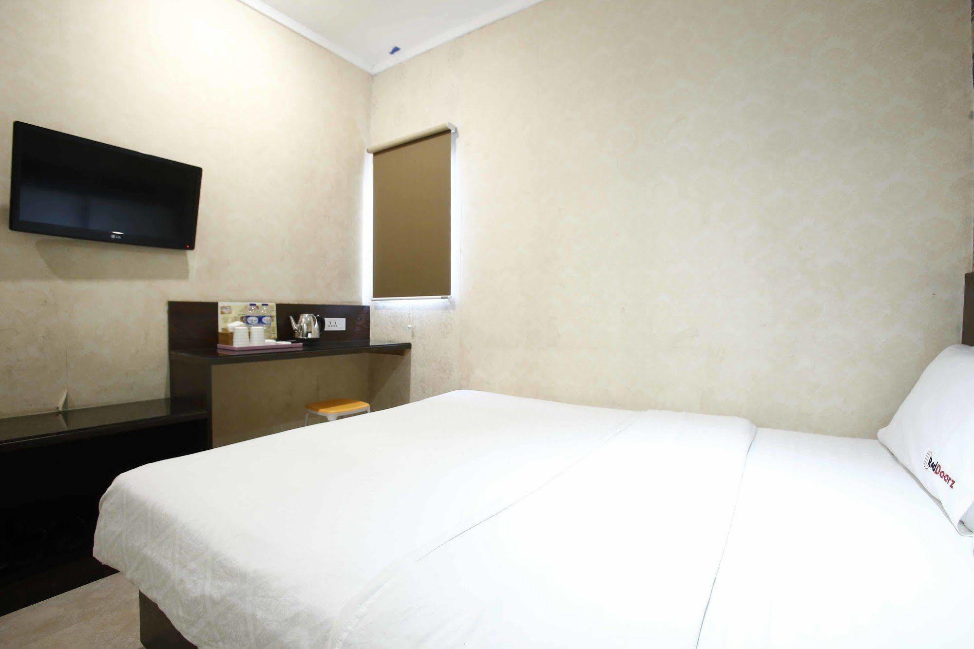 Hotel Reddoorz @ Gajah Mada Yakarta Exterior foto