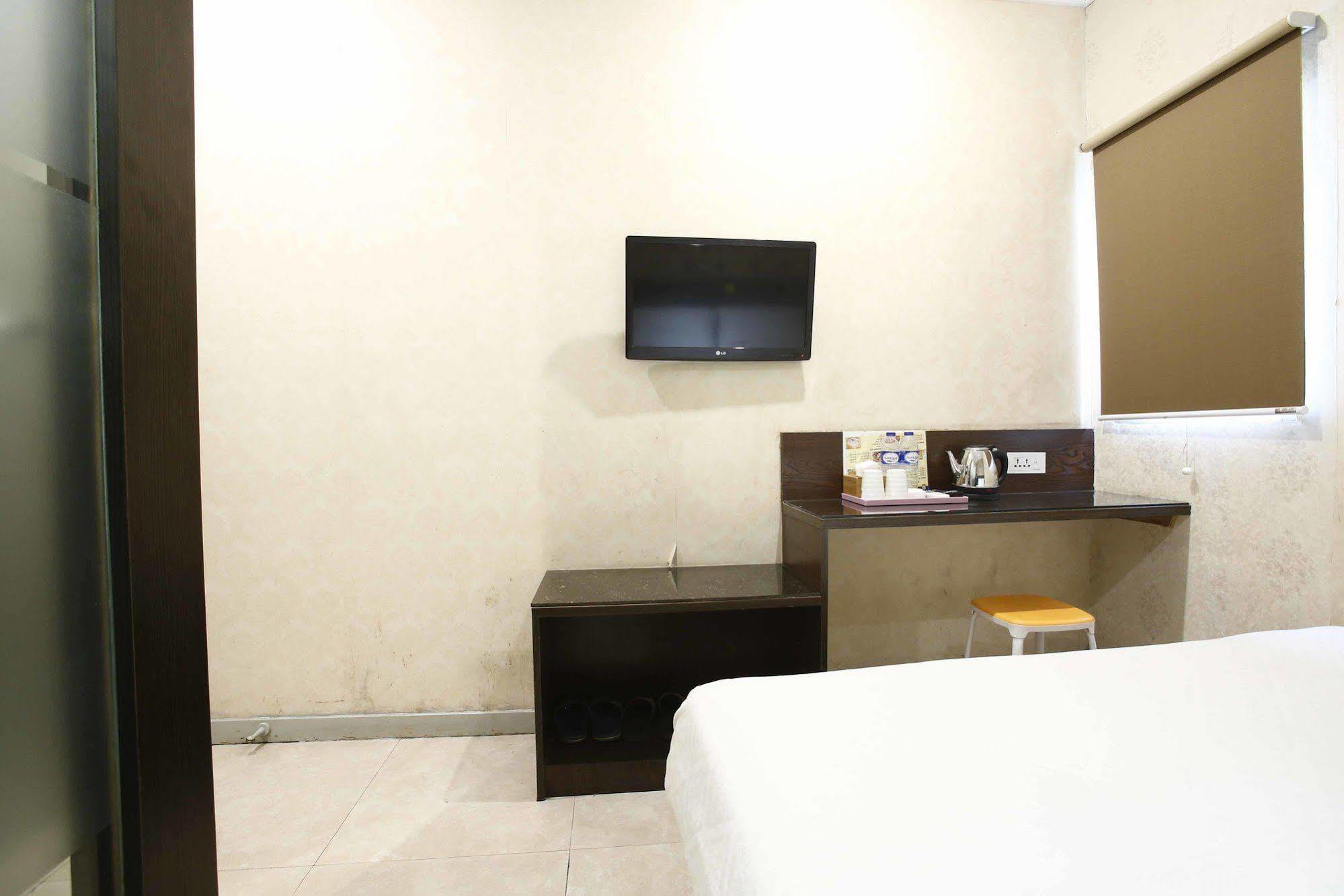Hotel Reddoorz @ Gajah Mada Yakarta Exterior foto