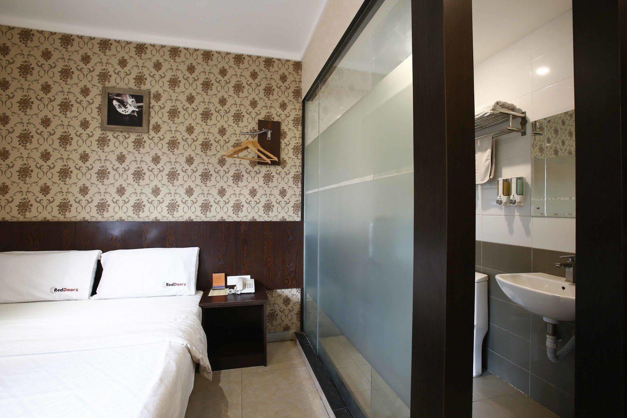 Hotel Reddoorz @ Gajah Mada Yakarta Exterior foto